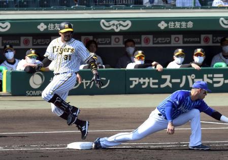 １回、阪神ジェフリー・マルテは三塁内野安打を放ち一塁へ駆け込む＝甲子園（撮影・山口登）