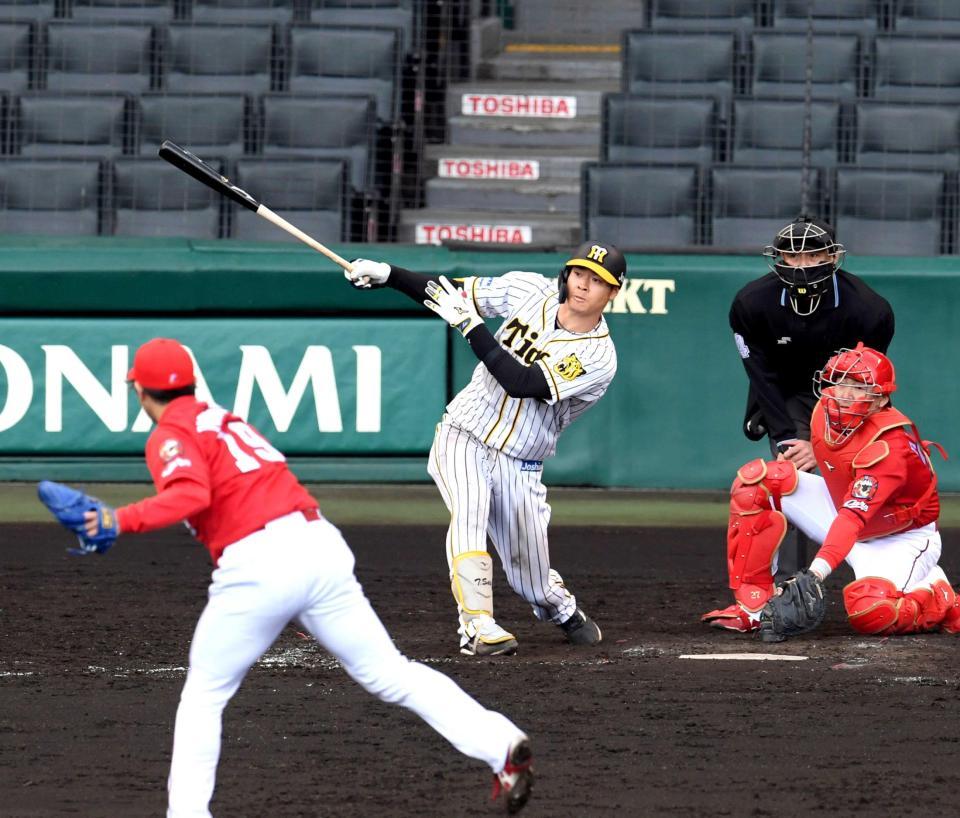 　５回、佐藤輝は右越えに逆転満塁本塁打を放つ。投手・野村