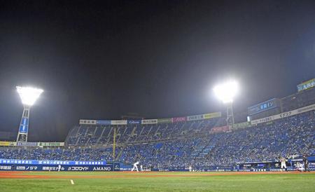 佐藤輝の本塁打の打球は、右翼席上段の「業務スーパー」の看板の手前まで飛んだ