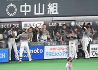 ９回、勝ち越し二塁打を放った原口を歓喜の表情で迎える阪神ナイン＝札幌ドーム（撮影・飯室逸平）