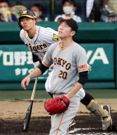 ６回阪神２死、佐藤輝が右中間に本塁打を放つ。投手戸郷＝甲子園