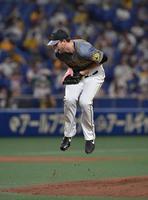 １回、中日・ビシエドの打球を捕る阪神・ガンケル（撮影・神子素慎一）