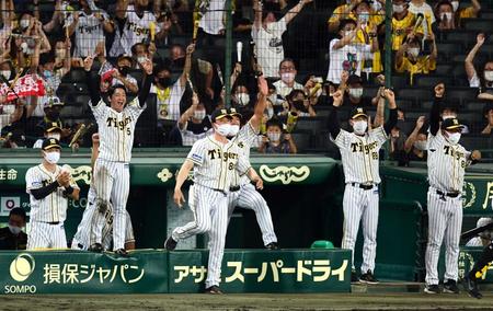 　７回、糸井の二塁打で同点に追いつき、矢野監督（右から２人目）ら阪神ナインは大喜び（撮影・山口登）