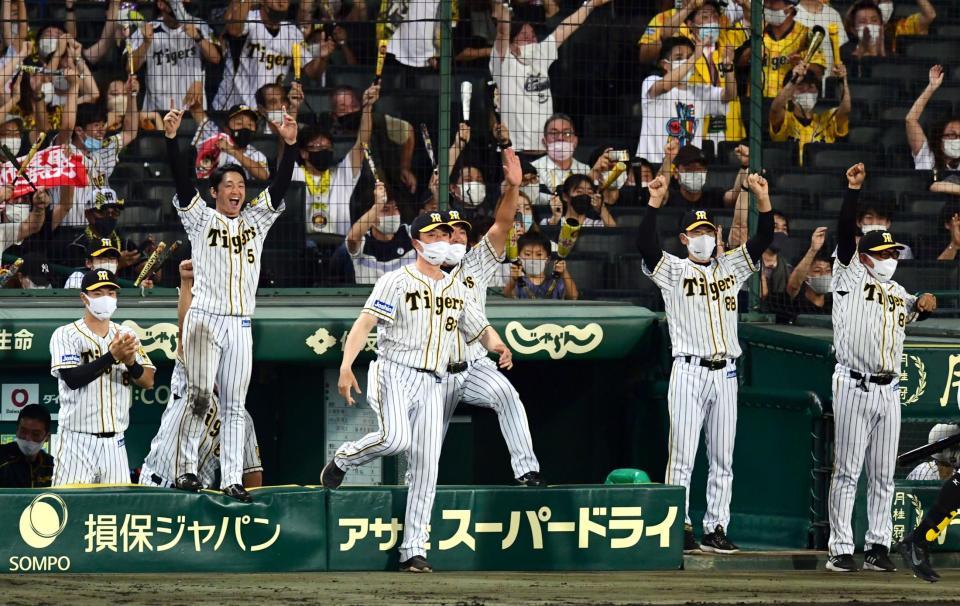 　７回、糸井の二塁打で同点に追いつき、矢野監督（右から２人目）ら阪神ナインは大喜び（撮影・山口登）