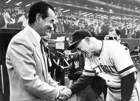 日米野球で再会を喜ぶ全米チームのスパーキー・アンダーソン監督（右）と長嶋茂雄氏＝１９８８年１１月１３日