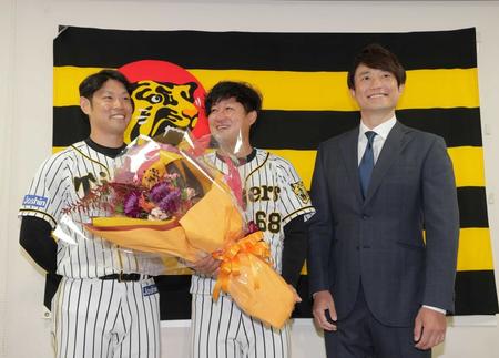 　会見を終え写真に納まる（左から）原口、俊介、新井コーチ