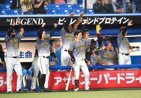 　７回、勝ち越し二塁打を放った島田に向かってガッツポーズの阪神ナイン（撮影・西岡正）