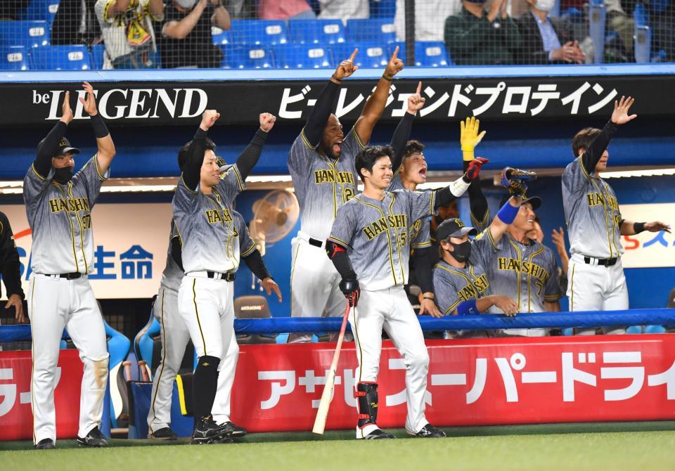 　７回、勝ち越し二塁打を放った島田に向かってガッツポーズの阪神ナイン（撮影・西岡正）