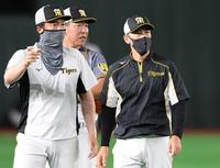 　新井コーチ（左）から報告を受け、ベンチへ戻る矢野監督（右）