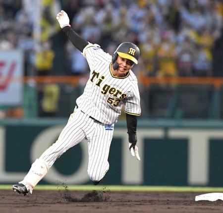 　４回、安打を放ち、二塁ベースを蹴った島田は急ブレーキをかける（撮影・北村雅宏）