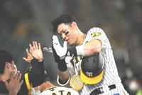　５回、佐藤輝は左越えに本塁打を放ち、ベンチでナインに迎えられる（撮影・坂部計介）
