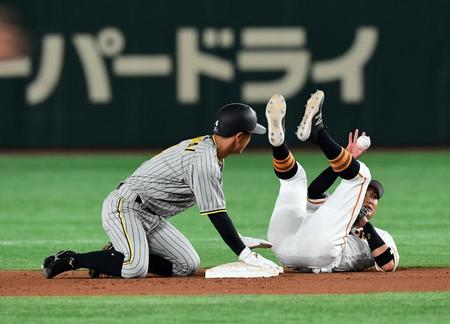 　７回、梅野の内野ゴロで熊谷は二塁に滑り込み吉川と交錯し、危険なスライディングと判定されアウトになる（撮影・山口登）