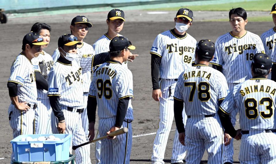 　投内連係の練習後、投手陣を集めて話をする岡田監督（左から３人目）