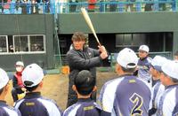 　野球教室でバットを手に打撃指導する糸井嘉男氏