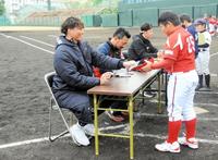 　即席のサイン会を開催した（左から）糸井嘉男氏、狩野恵輔氏、今成亮太氏