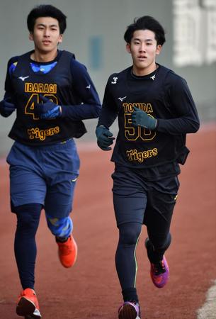 　３０００メートル走で１位だった富田（右）。左は茨木（撮影・中田匡峻）
