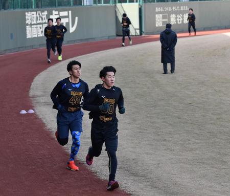 　３０００メートル走で１位だった富田（手前右）＝撮影・中田匡峻