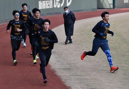 　３０００メートル走１周目でいきなりコースから外れかけた茨木（右）。先頭は富田（撮影・中田匡峻）