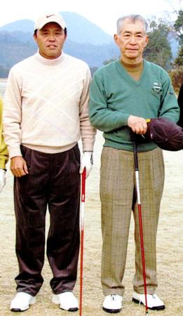 　岡田監督（左）とチャリティーゴルフを楽しむ本庶佑・京都大特別教授＝２００７年１２月（山田高士さん提供）