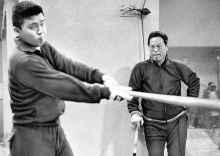 　ルーキー・岡田彰布（左）に打撃指導をする阪神・中西太コーチ（１９８０年１月１３日撮影）