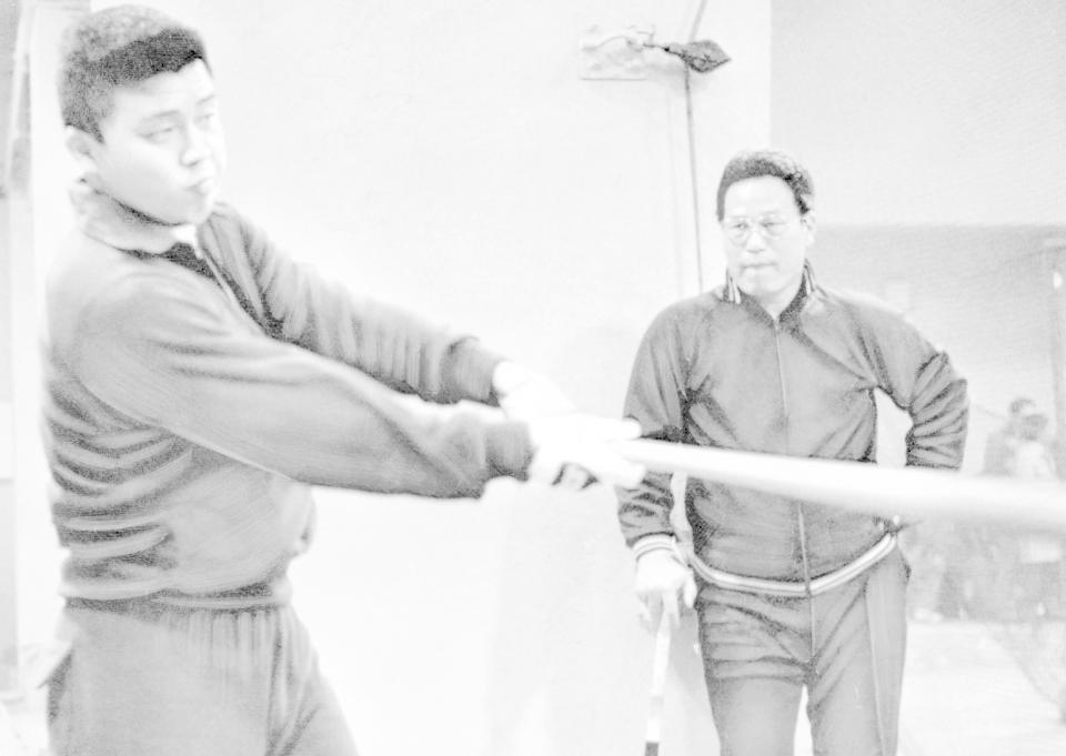 　１９８０年１月１３日　ルーキー・岡田彰布（左）に打撃指導をする阪神・中西太コーチ
