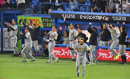 　９回、佐藤輝の勝ち越し二塁打で湧く阪神ベンチ（撮影・西岡正）