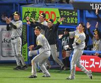 　９回、佐藤輝の二塁打でベンチを飛び出して喜ぶ岡田監督（中央）ら阪神ナイン（撮影・西岡正）