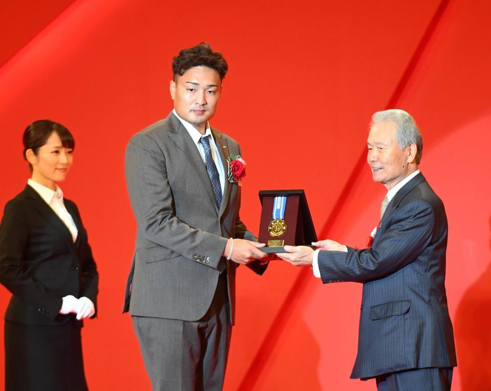 　ウエスタン最多勝利投手賞に選ばれた秋山（撮影・三好信也）