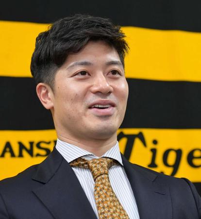 　契約更改を終えて会見に臨む坂本