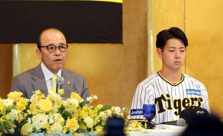 　会見する岡田監督（右は下村）＝撮影・山口登