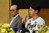 　新入団発表でプロでの抱負を語る下村（左は岡田監督）＝撮影・山口登