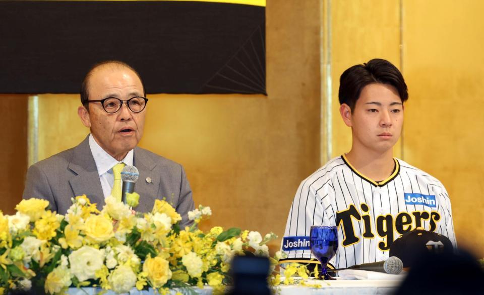 　会見する岡田監督（右は下村）＝撮影・山口登