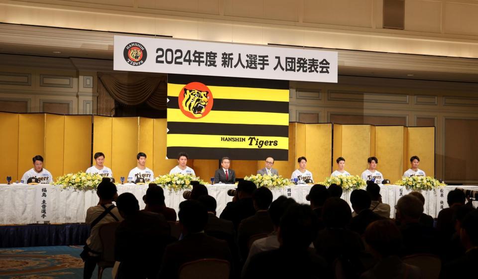 　登壇する岡田監督ら新入団選手（撮影・山口登）