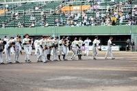 　オープンセレモニーで整列する阪神選手