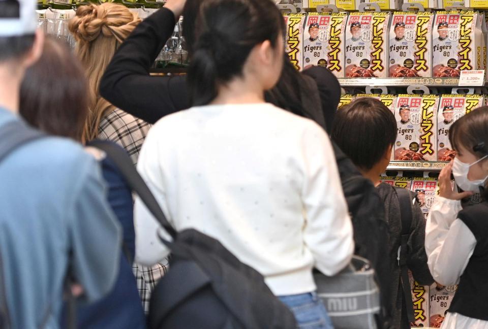 　ローソン　ＨＡ　阪神甲子園西口店で販売される「アレライス」を指さす客（撮影・北村雅宏）