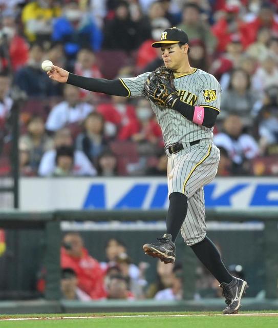 　２回、佐藤輝は上本の打球を好捕し本塁へ送球する（撮影・市尻達拡）