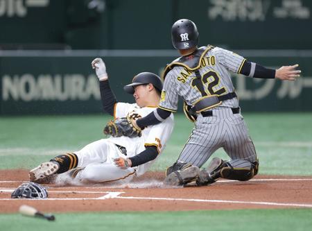 　１回、吉川の二塁打で佐々木が本塁を突くもアウトになる（撮影・西岡正）