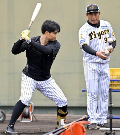 　北川コーチ（右）の指導を受ける森下＝１０日、鳴尾浜