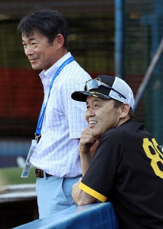 　仁志敏久氏と話をする岡田監督（撮影・田中太一）