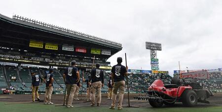 　雨が上がり、グラウンド整備を行った阪神園芸のスタッフ（撮影・中田匡峻）