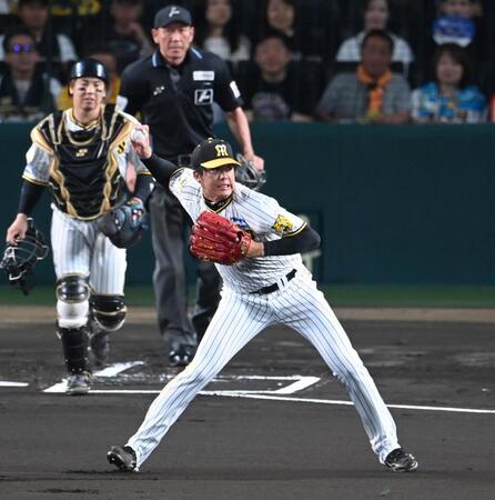 　１回、浅野のバントを処理し、素早く三塁へ送球する才木（撮影・飯室逸平）