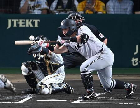 　１回、送りバントを失敗する浅野（撮影・飯室逸平）