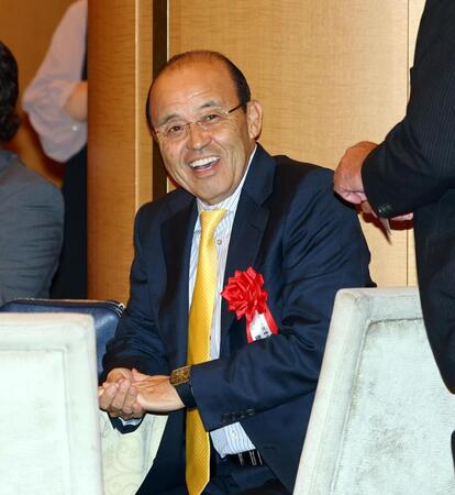 ＯＢ総会に出席し笑顔を見せる岡田彰布顧問＝ホテル阪神（撮影・山口登）