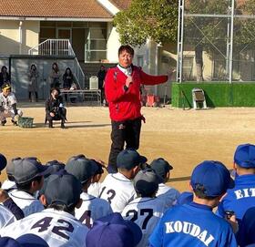 　小学生へ指導する浜中治氏