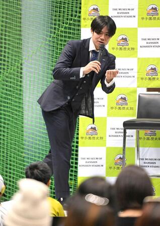 　ファンの質問に応え、バントの方法を教える中野（撮影・石井剣太郎）