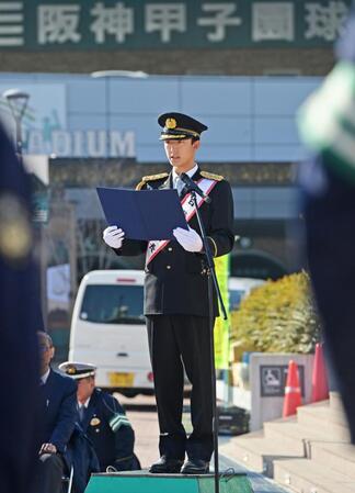 　甲子園警察署の一日署長に任命され、あいさつする小幡（撮影・立川洋一郎）