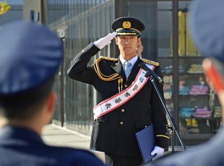 　甲子園警察署の一日署長に任命され、署員に敬礼する小幡（撮影・立川洋一郎）