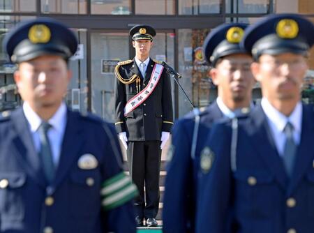 　甲子園警察署の一日署長に任命され、署員を見守る小幡（撮影・立川洋一郎）