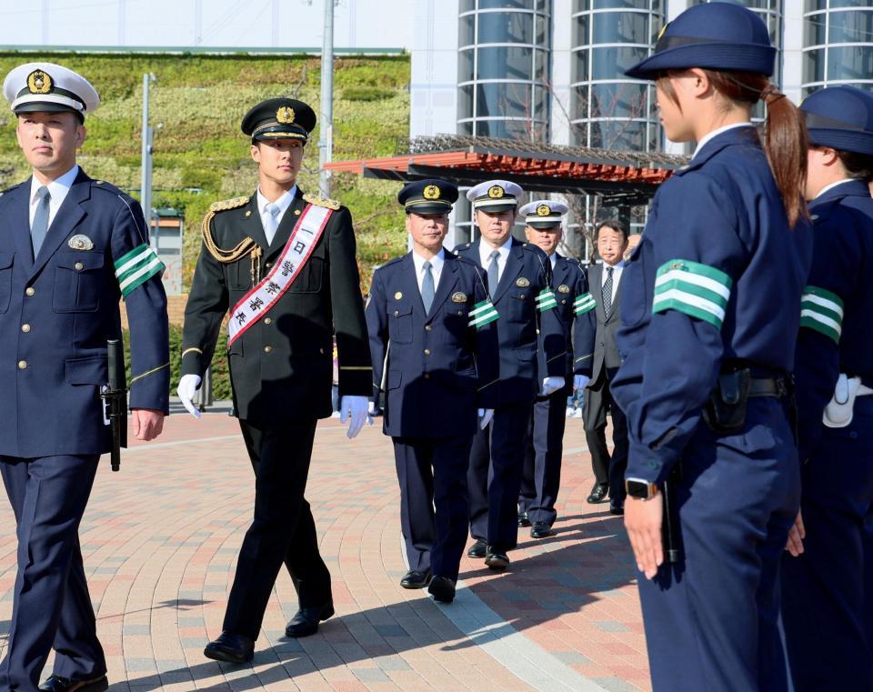 　甲子園警察署の一日署長に任命され、整列した署員の前を歩く小幡（左から２人目）＝撮影・立川洋一郎