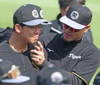 　仲良しな佐藤輝（右）と畠（撮影・中田匡峻）